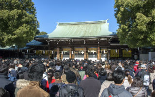 new-years-visit-to-a-shinto-shrine-01